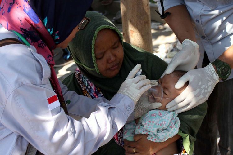 Pasien korban gempa bumi dirawat di halaman RSUD Lombok Utara, Tanjung, Lombok Utara, NTB, Selasa (7/8/2018). Berdasarkan data BNPB mencatat sedikitnya 105 korban meninggal dunia dan 236 korban mengalami luka luka akibat bencana gempa bumi yang terjadi Minggu (5/8/2018) dan kemungkinan masih akan bertambah.