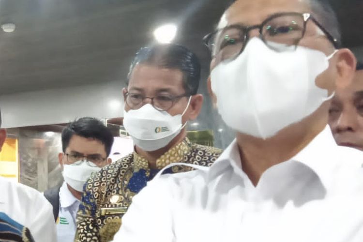Bos Bulog Budi Waseso (kanan) saat ditemui usai Rapat Dengar Pendapat (RDP) dengan Komisi IV DPR RI bersama Kementan, Bapanas, dan ID Food, Rabu (23/11/2022).