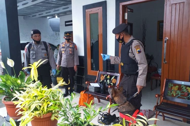 Polisi melakukan Olah Tempat Kejadian Perkara (TKP) kasus perampokan di RT 1 RW 1 Desa Karangklesem, Kecamatan Kutasari disatroni kawanan perampok, Selasa (25/5/2021).