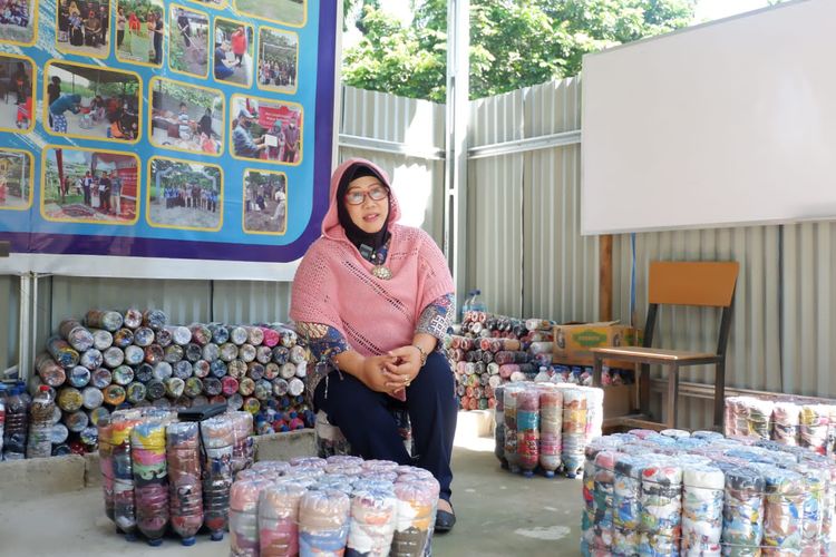 Ecobrik hasil produksi Bank Sampah MI Ibnu Al-Mubarok di Rokan, Riau. MI Ibnu Al-Mubarok mendapatkan penghargaan juara 1 program Satuan Pendidikan Peduli Lingkungan yang diselenggarakan Kementerian Agama (Kemenag) pada Januari 2023. 
