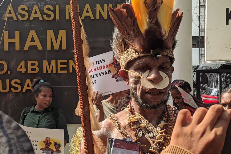 Perwakilan suku Awyu Papua Selatan Hendrikus Franky Woro saat mendatangi Kantor Komnas HAM, Jakarta Pusat, Selasa (9/5/2023).