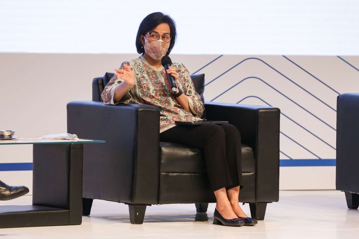 Menteri Keuangan Republik Indonesia Sri Mulyani saat Kompas 100 CEO Forum Ke-12 bertema Ekonomi Sehat 2022 di Jakarta Convention Center, Kamis (18/11/2021).