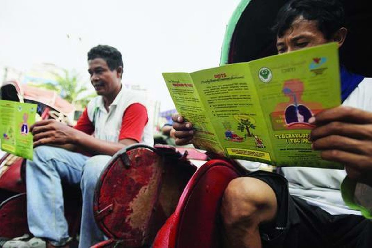 Tukang becak membaca selebaran tentang penyakit tuberkulosis (TB) yang dibagikan aktivis dari Balai Besar Kesehatan Paru Masyarakat Surakarta saat memperingati Hari Tuberkulosis Sedunia di sekitar Pasar Gede, Solo, Jawa Tengah, Rabu (24/3). Mereka mengampanyekan bahaya penyakit tuberkulosis yang di Indonesia menjadi penyebab kematian sekitar 100.000 pengidap per tahun.
