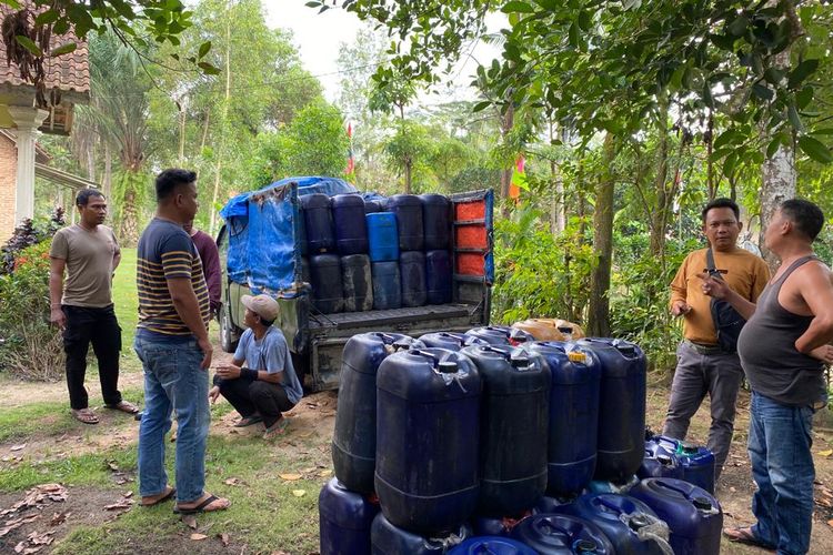 Barang bukti berupa puluhan jeriken berisi BBM bersubsidi yang ditimbun oleh pelaku berinisial JM di Lampung Timur, Minggu (22/8/2023).
