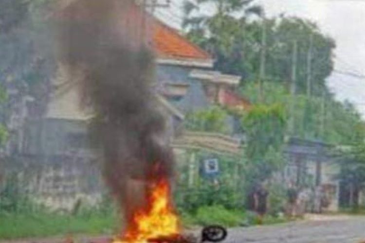 Motor yang ditumpangi sepasang kekasih di Bojonegoro, Jawa Timur, terbakar usai ditabrak truk, Kamis (26/5/2022)
