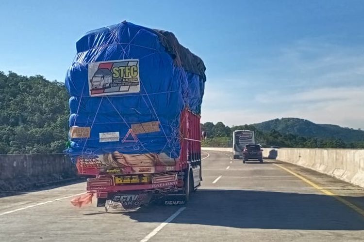 Kendaraan ODOL melaju di jalan tol