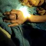 Kisah Nenek 106 Tahun, Jari Membengkak gara-gara 3 Cincin yang Terpasang, Dilepas oleh Damkar