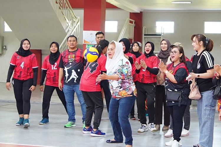 Wali Kota Semarang Hevearita Gunaryanti Rahayu saat membuka kejuaraan bola voli perempuan Kader PKK antarkecamatan se-Kota Semarang, Sabtu (18/11/2023).