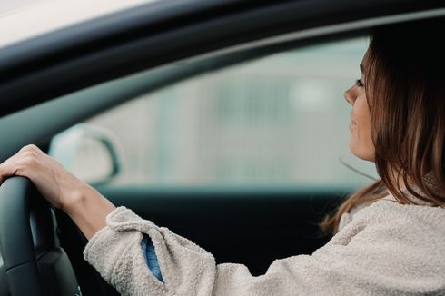 Salah Satu Masalah Wanita, Cerita Sulitnya Ibu-ibu Ganti Ban Mobil