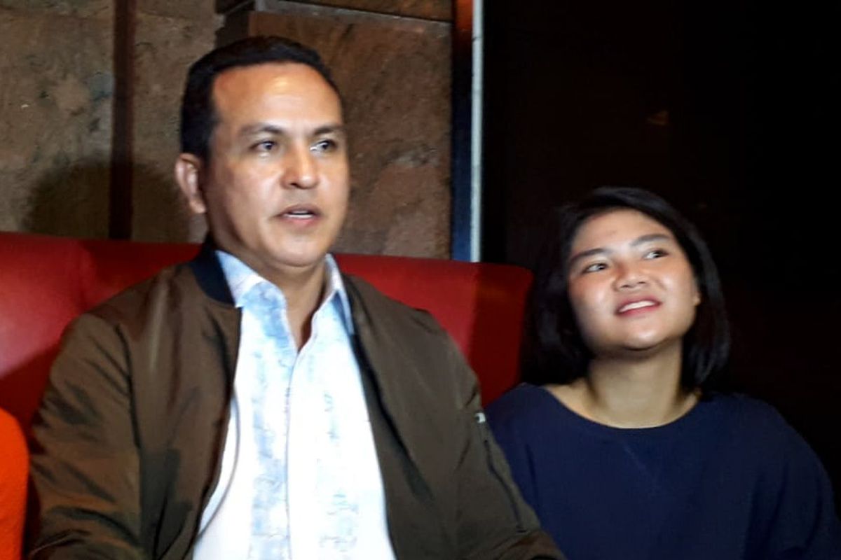 Rosa Meldianti dan kuasa hukumnya Rudi Kabunang dalam jumpa pers di Hotel Ambara, Kebayoran Baru, Jakarta Sekatan, Senin (5/11/2018).