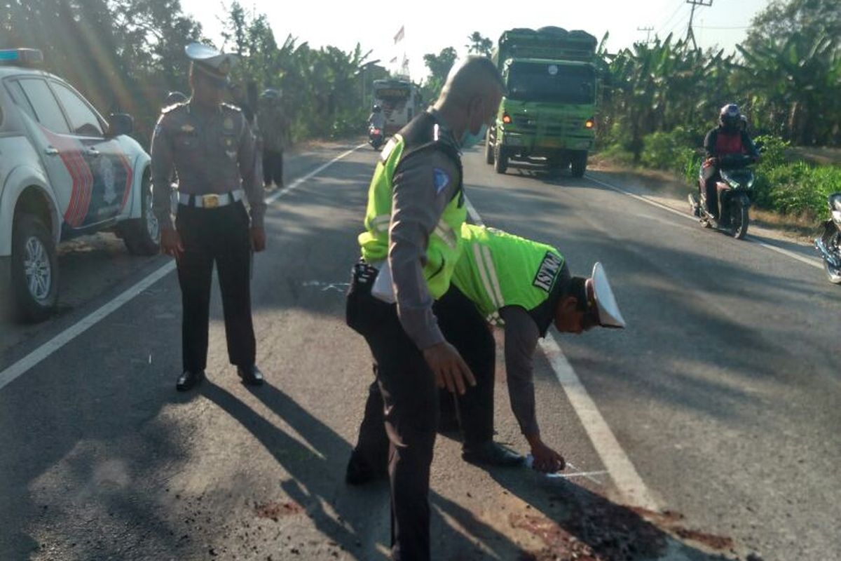 Aparat Satlantas Polres Ngawi melakukan olah tempat kejadian perkara kasus kecelakaan lalu lintas yang menyebabkan, Sunarti (55), seorang ibu rumah tangga tewas terlindas truk pengangkut barang, Kamis ( 24/8/2017).