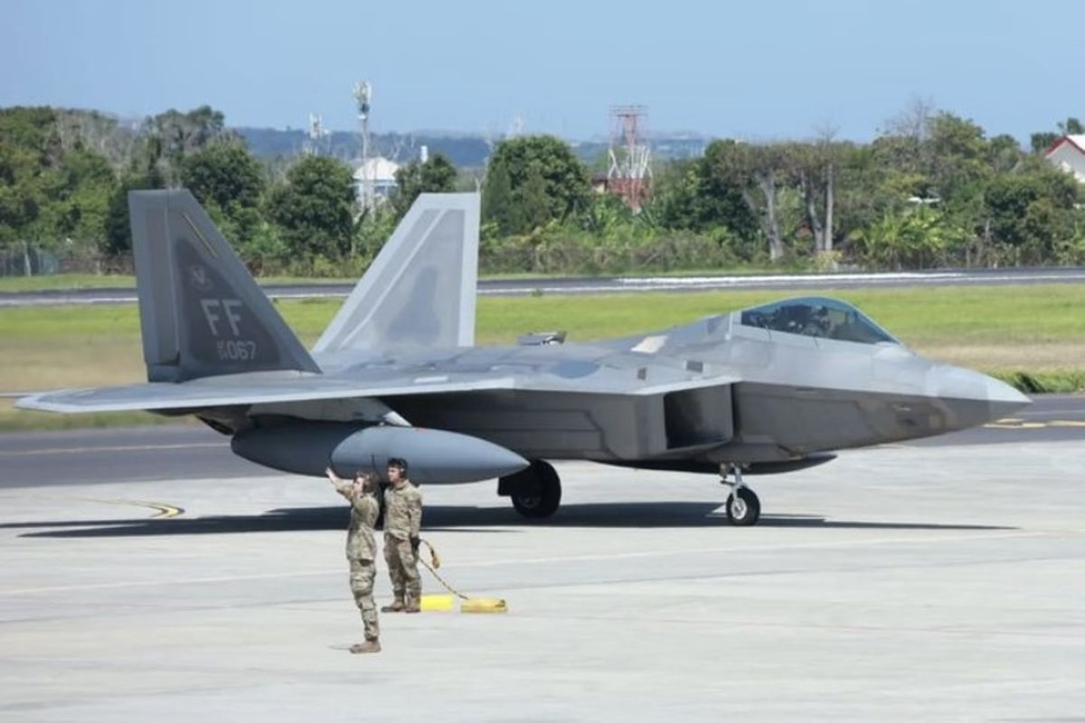 Empat unit pesawat tempur siluman milik US Air Force atau Angkatan Udara Amerika, F-22 Raptor, mendarat di Pangkalan TNI Angkatan Udara (Lanud) I Gusti Ngurah Rai, Badung, Bali, Selasa (6/8/2024).  Kedatangan jet tempur generasi kelima itu dalam rangka mengikuti latihan bersama Iron Blade Fighter Interaction dengan TNI AU dan beberapa negara lain.