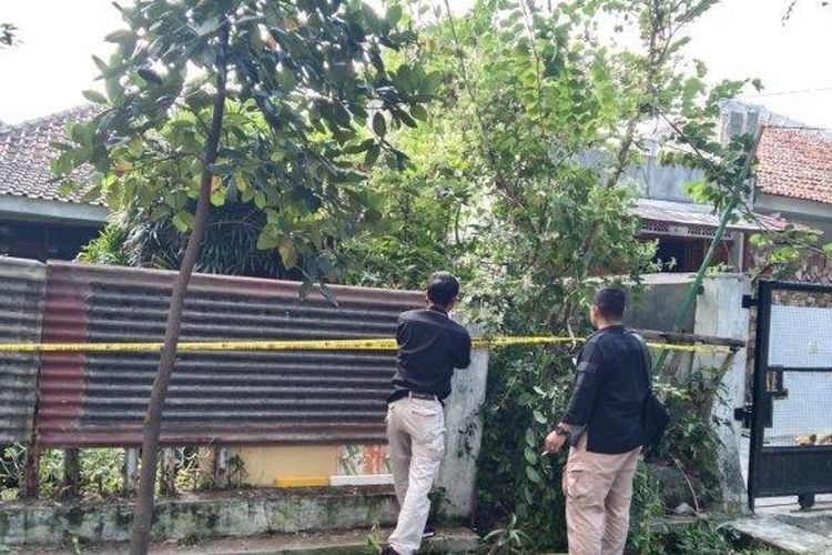 Polisi memasang garis polisi di rumah yang dijadikan tempat membuat konten YouTube horor, di Jalan Sawah Kurung, Kota Bandung. 