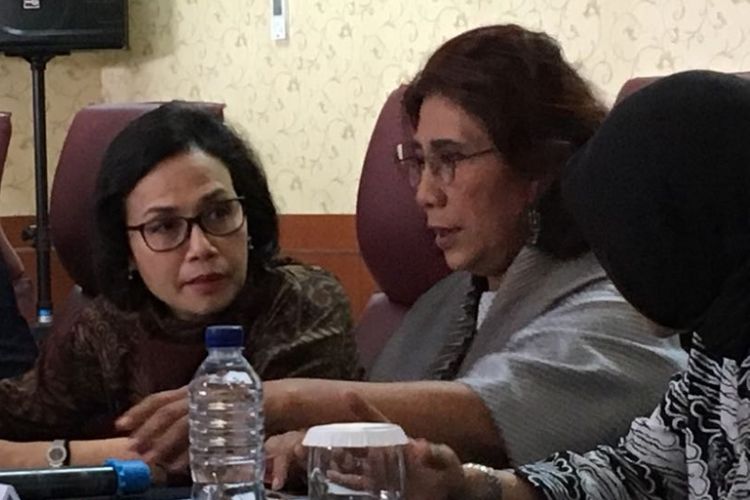 Menteri Keuangan Sri Mulyani Indrawati bersama Menteri Kelautan dan Perikanan Susi Pudjiastuti saat menghadiri konferensi pers pengungkapan kasus penyelundupan 71.982 ekor baby lobster di kantor Bea dan Cukai Bandara Soekarno-Hatta, Tangerang, Jumat (23/2/2018).