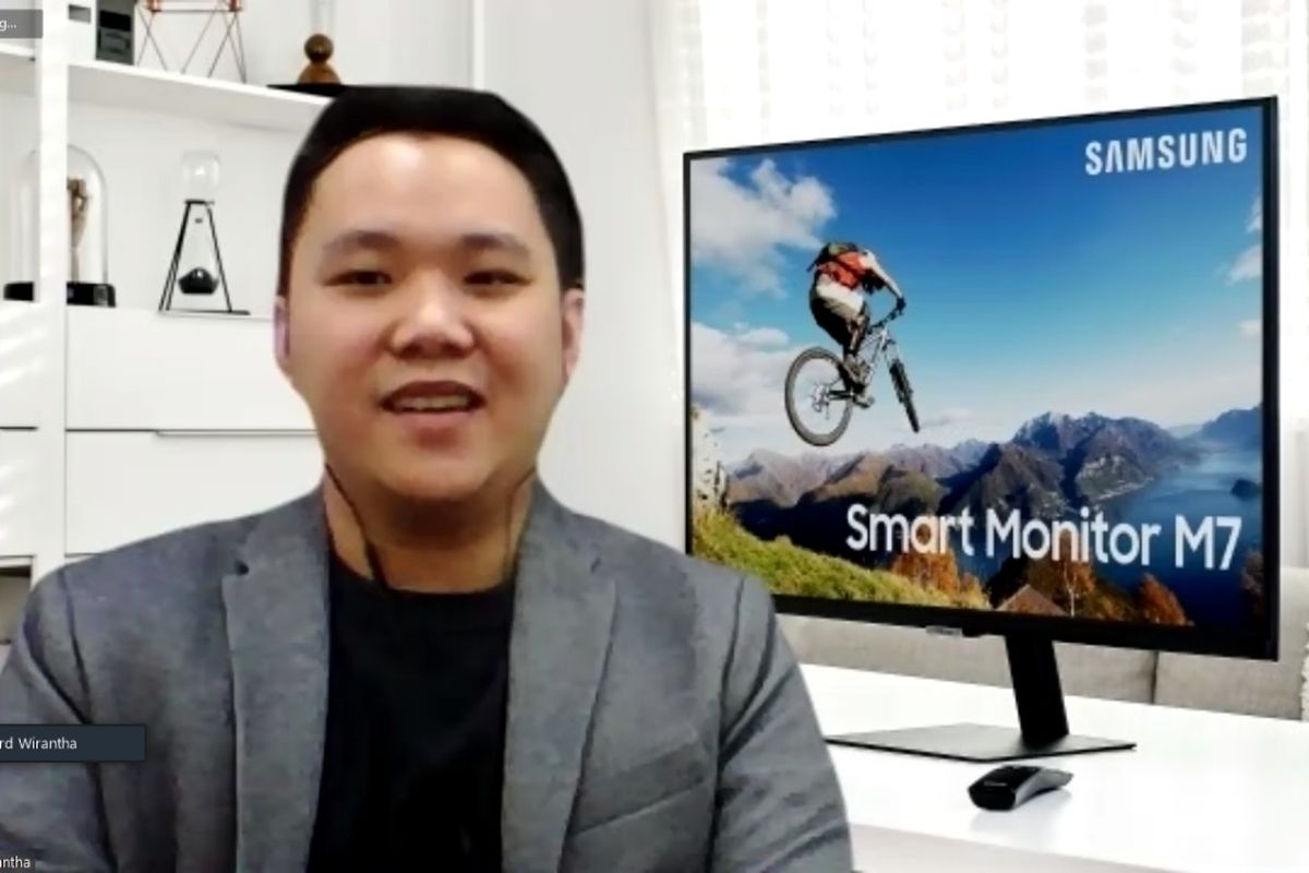 Monitor Product Marketing Specialist Samsung Electronics Indonesia, Richard Wirantha menjelaskan keunggulan dari Samsung Smart Monitor M7 dalam acara konferensi pers yang digelar secara virtual