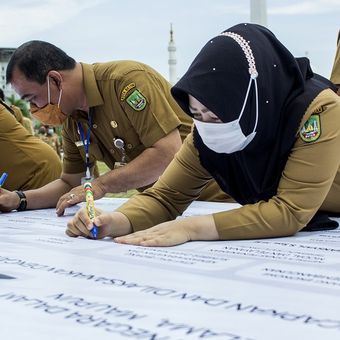 Ilustrasi aparatur sipil negara (ASN). Sejumlah Aparatur Sipil Negara (ASN) menandatangani petisi sebagai ikrar netralitas ASN pada Pilkada serentak tahun 2020 di Batam, Kepulauan Riau, Senin (19/10/2020). Kegiatan tersebut sebagai bentuk komitmen ASN untuk menjaga netralitas dalam pelaksanaan Pilkada serentak tahun 2020 dan siap mendapatkan sanksi atau hukuman apabila terlibat dalam ranah politik. ANTARA FOTO/Teguh prihatna/Lmo/wsj.