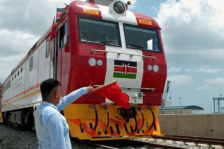 Jalur kereta api senilai 3,2 miliar dollar AS menghubungkan Nairobi dengan kota pelabuhan Mombasa sejauh 472 kilometer.