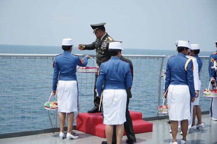 Dalam rangka memperingati HUT ke-72 Tentara Nasional Indonesia (TNI), Panglima TNI Jenderal Gatot Nurmantyo menggelar upacara dan tabur bunga di atas KRI dr. Soeharso-990, Selasa (3/10/2017).