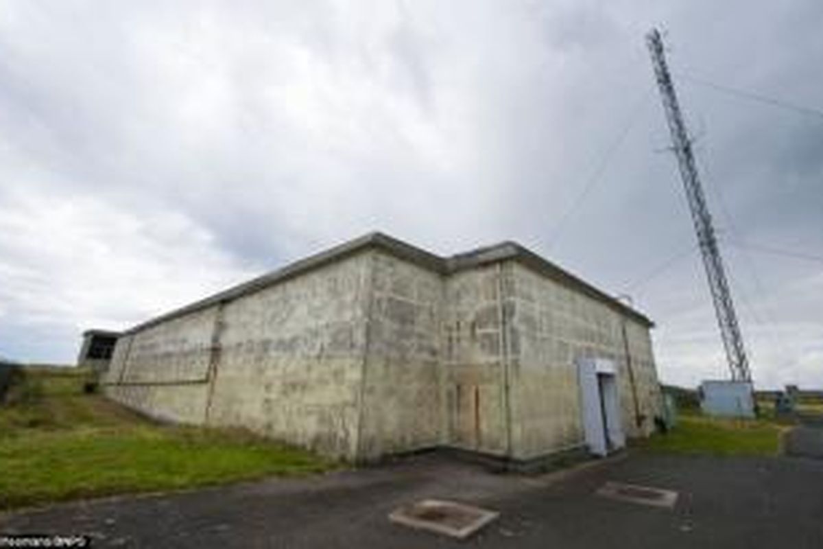 Tampak depan bungker Plymouth, Devon, Inggris.