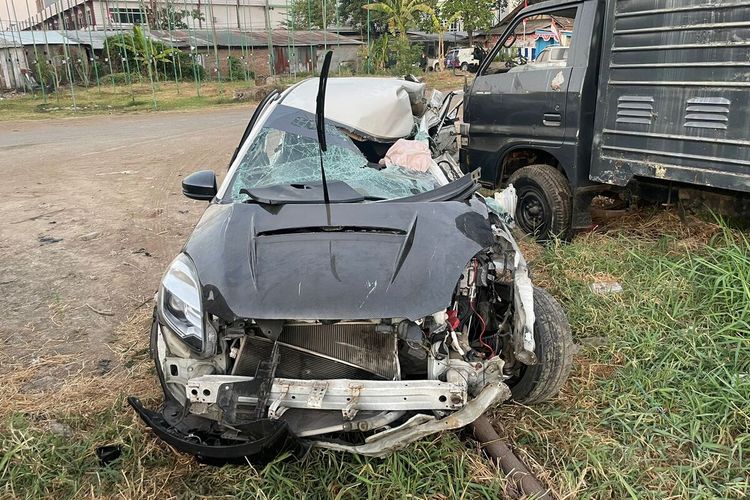 Kondisi mobil city car yang mengalami kecelakaan tunggal dan menewaskan sepasang muda-mudi di bilangan Jalan Boulevard, Kecamatan Panakkukang, Kota Makassar, Sulawesi Selatan (Sulsel), Rabu (6/9/2023)