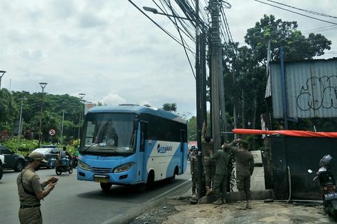 Satpol PP Minta Ormas Copot Atribut di Permukiman Warga Cilandak