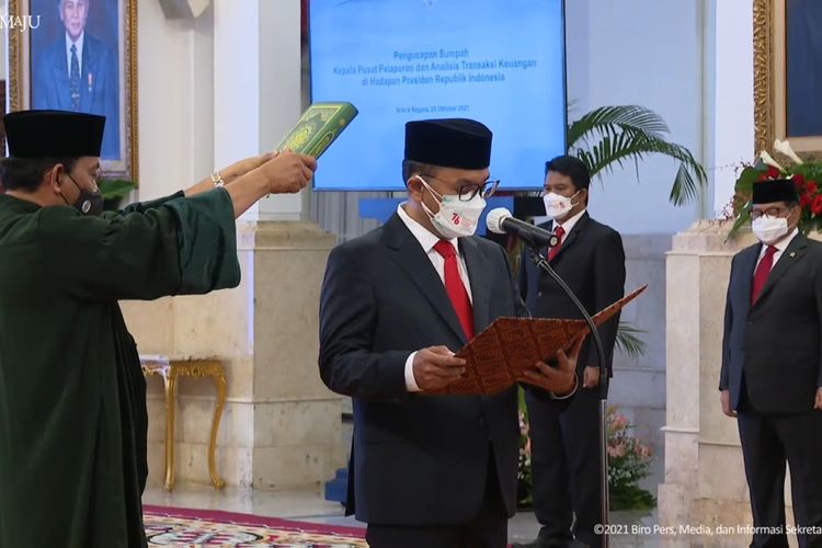 Foto tangkapan layar YouTube Sekretariat Presiden:  Presiden Joko Widodo melantik Ivan Yustiavandana sebagai Kepala Pusat Pelaporan dan Analisis Transaksi Keuangan (PPATK) di Istana Kepresidenan, Jakarta, Senin (25/10/2021).  