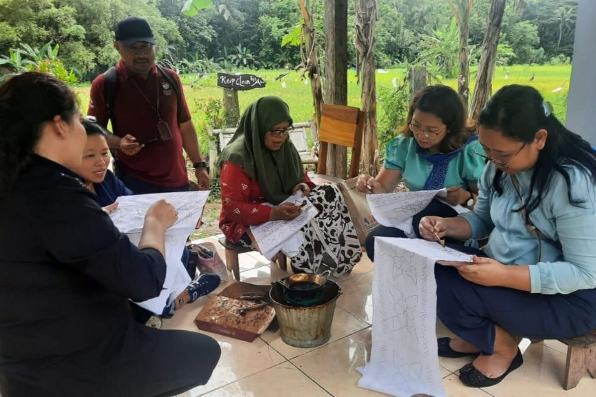 Membatik di Kampung Batik Giriloyo, Imogiri, Bantul