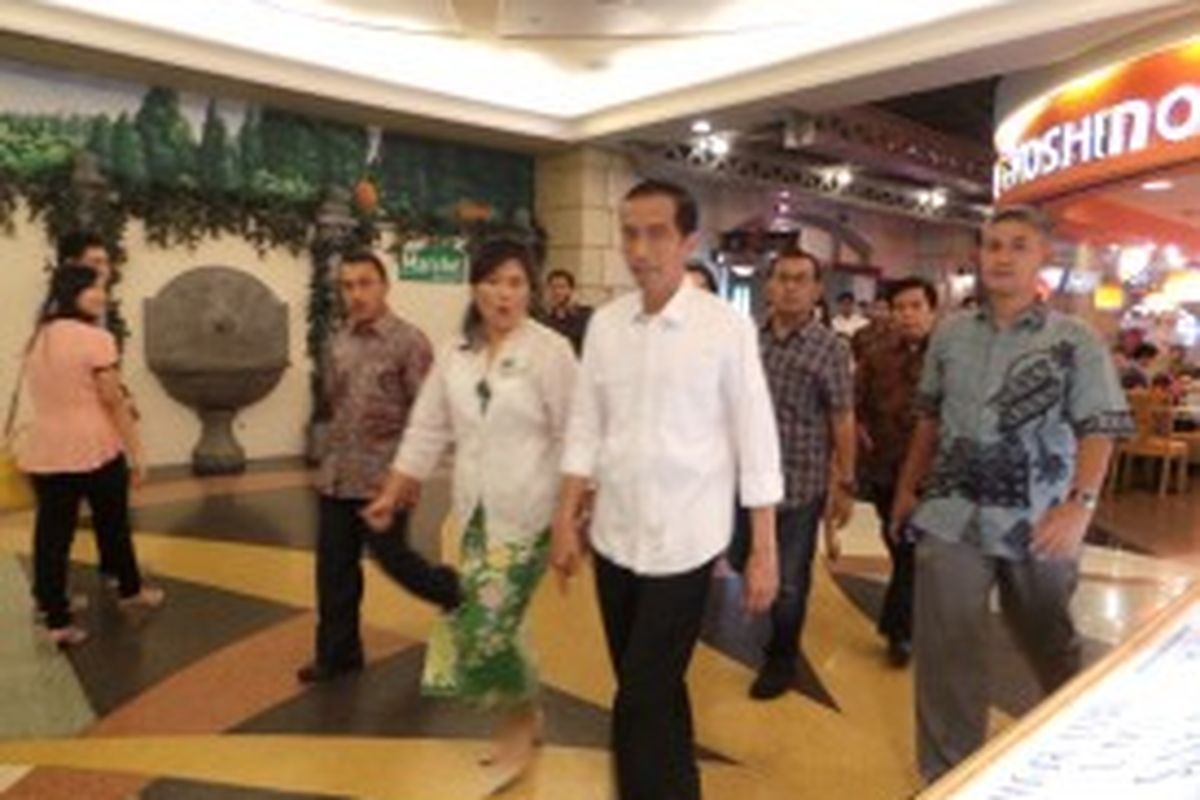 Gubernur DKI Jakarta Joko Widodo saat berada di pusat perbelanjaan Grand Indonesia.