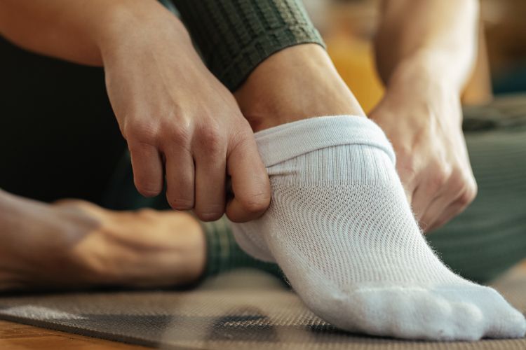 Ilustrasi mengenakan kaus kaki putih