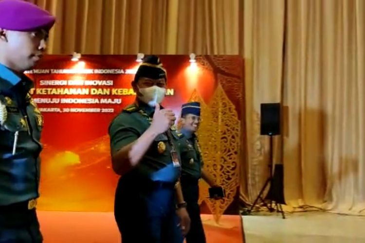 Kepala Staf TNI Angkatan Laut (KSAL) Yudo Margono mengacungkan jempol saat ditemui seusai acara rapat tahunan Bank Indonesia di Jakarta Convention Center, Rabu (30/11/2022).