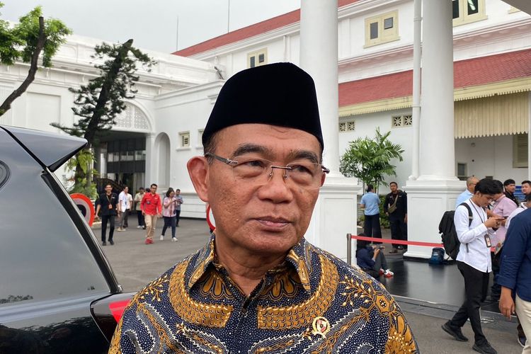 Menteri Koordinator Bidang Pembangunan Manusia (PMK) Muhadjir Effendy usai rapat terbatas (ratas) terkait evaluasi arus mudik dan balik Lebaran 2024 di Istana Kepresidenan Jakarta, Senin (6/5/2024).