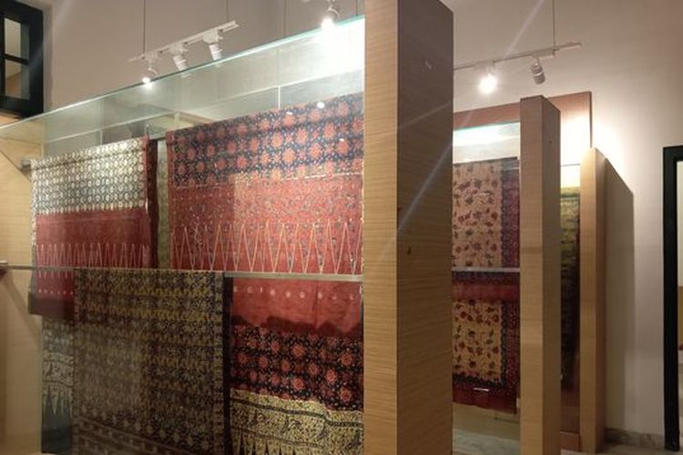 Koleksi kain batik di Museum Tekstil, Jakarta Barat