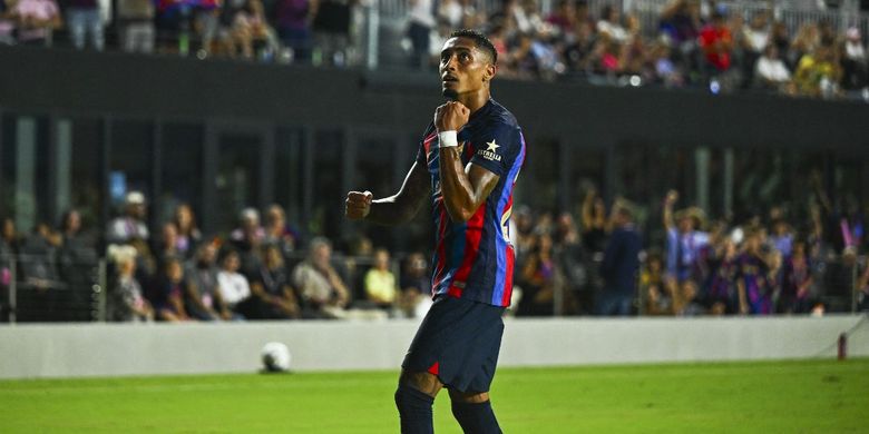 Pemain Barcelona, Raphinha, melakukan selebrasi setelah mencetak gol dalam pertandingan pramusim Inter Miami vs Barcelona di Stadion DRV PNK di Fort Lauderdale, Florida, Rabu (20/7/2022). 