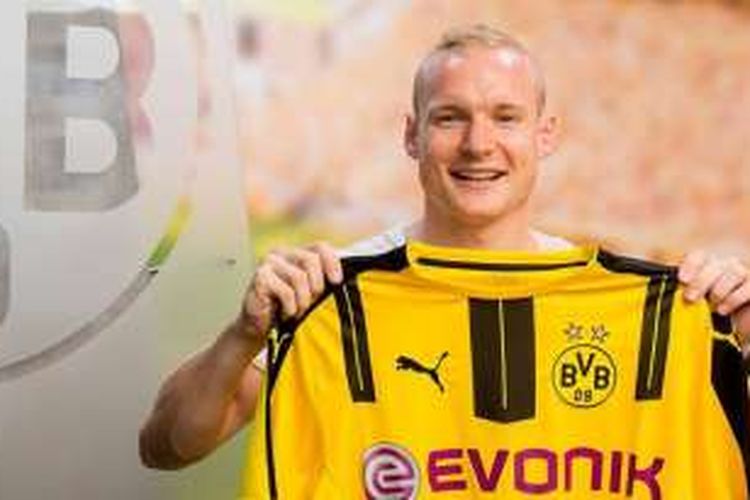 Gelandang Bayern Muenchen, Sebastian Rode, resmi bergabung ke Borussia Dortmund pada Senin (6/6/2016).