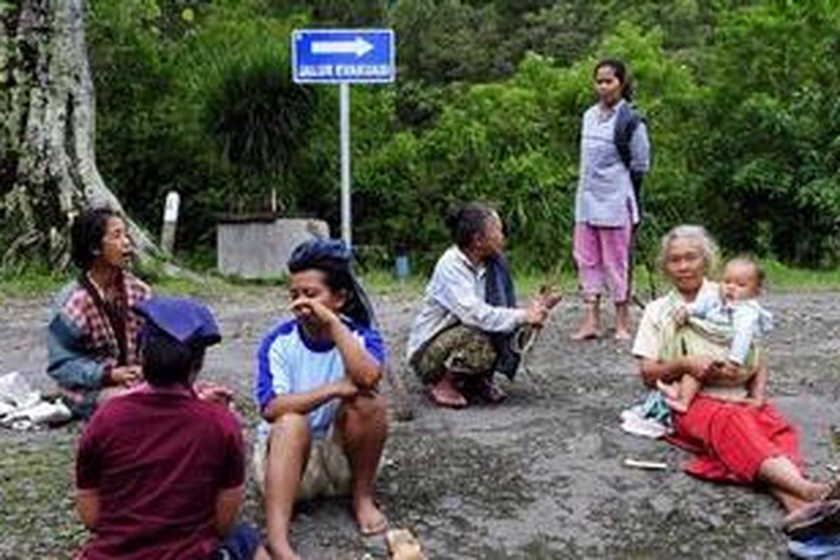 Sejumlah perempuan berkumpul di sebuah jalan Desa Tegalmulyo, Kecamatan Kemalang, Kabupaten Klaten, Jawa Tengah, Jumat (22/10/2010).