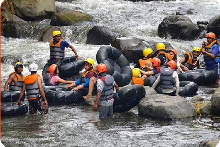 Kegiatan river tubing di Desa Wisata Gubugklakah