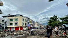 Puluhan Kios Penjual Makanan di Megamas Manado Rusak Diterjang Ombak