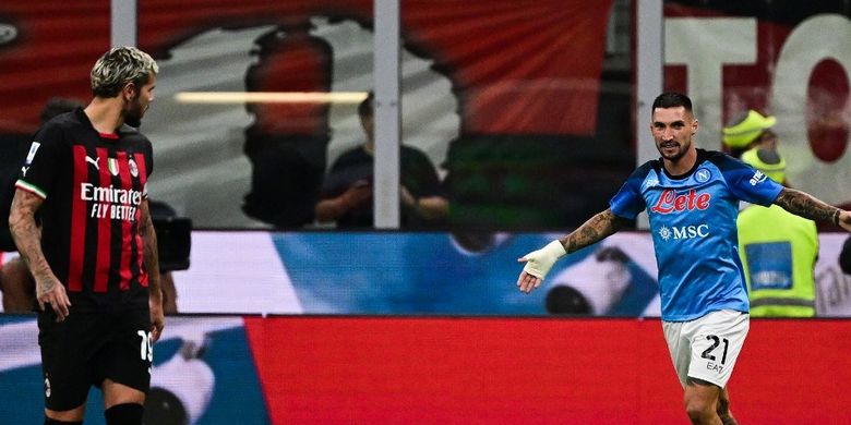 Matteo Politano (kanan) merayakan gol penalti dalam pertandingan AC Milan vs Napoli pada pekan ketujuh Liga Italia 2022-2023 di Stadion San Siro, Senin (19/9/2022) dini hari WIB. (Foto oleh Miguel Media/AFP)