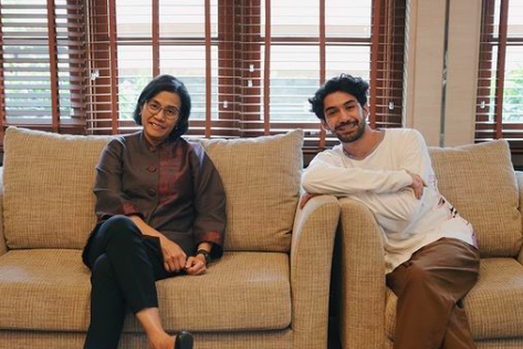 Sri Mulyani mengunggah foto saat berbincang dengan aktor Reza Rahadian