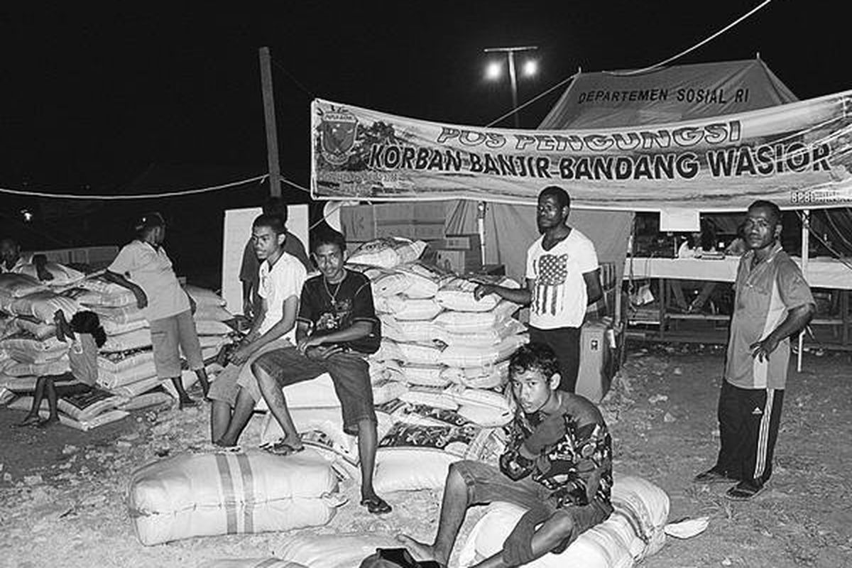Tim Dana Kemanusiaan Kompas (DKK), Selasa (19/10), menyerahkan bantuan untuk korban banjir Wasior. Bantuan diserahkan melalui posko pengungsi Wasior di halaman Kodim 1703 Manokwari, Papua Barat.