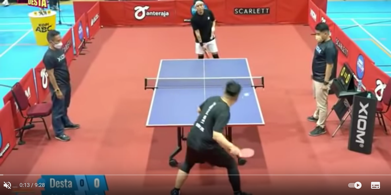 Pertandingan pingpong antara Abdel dan Desta