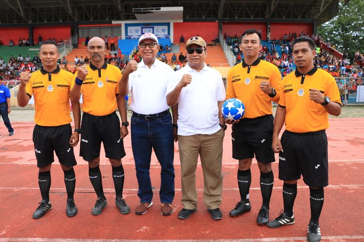 Ketua Departemen Sport Intelligent PSSI Fary Djemy Francis dan Wakil Gubernur NTT Josef Nae Soi, saat berpose bersama para wasit dalam turnamen sepak bola Aqua Danone Nation Cup Regional NTT Tahun 2019 di Stadion Oepoi Kupang, Sabtu (6/4/2019)