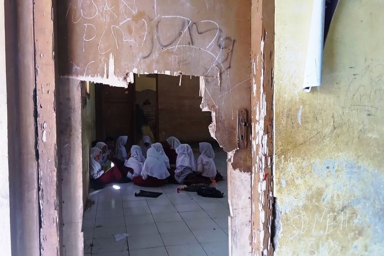 Sejumlah murid SD Negeri Bina Warga Karangnunggal, Kecamatan Cbeber, Kabupaten Cianjur, Jawa Barat, sedang belajar di kelas dengan kondisi sangat tidak layak.