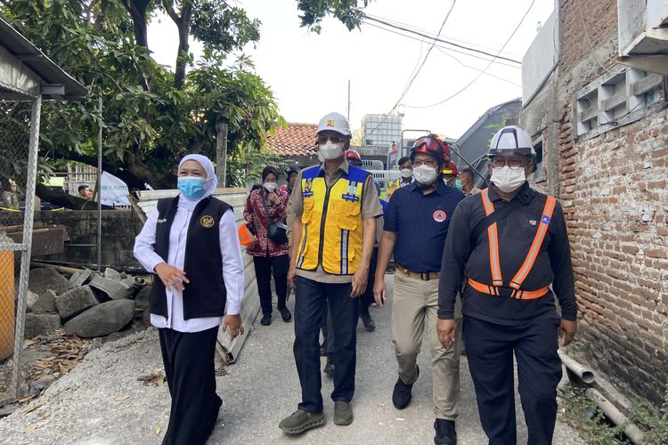 Menteri Pekerjaan Umum (PU) Dody Hanggodo meninjau lokasi ambruknya mushala Ponpes Al Khoziny, Buduran, Sidoarjo, Jawa Timur, Senin (6/10/2025). 