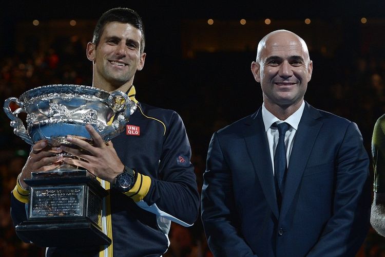 Petenis asal Serbia, Novak Djokovic (kiri) berpose sambil mengangkat trofi Australia Terbuka bersama eks petenis asal Amerika Serikat, Andre Agassi, di Melbourne, Australia, 27 Januari 2013.