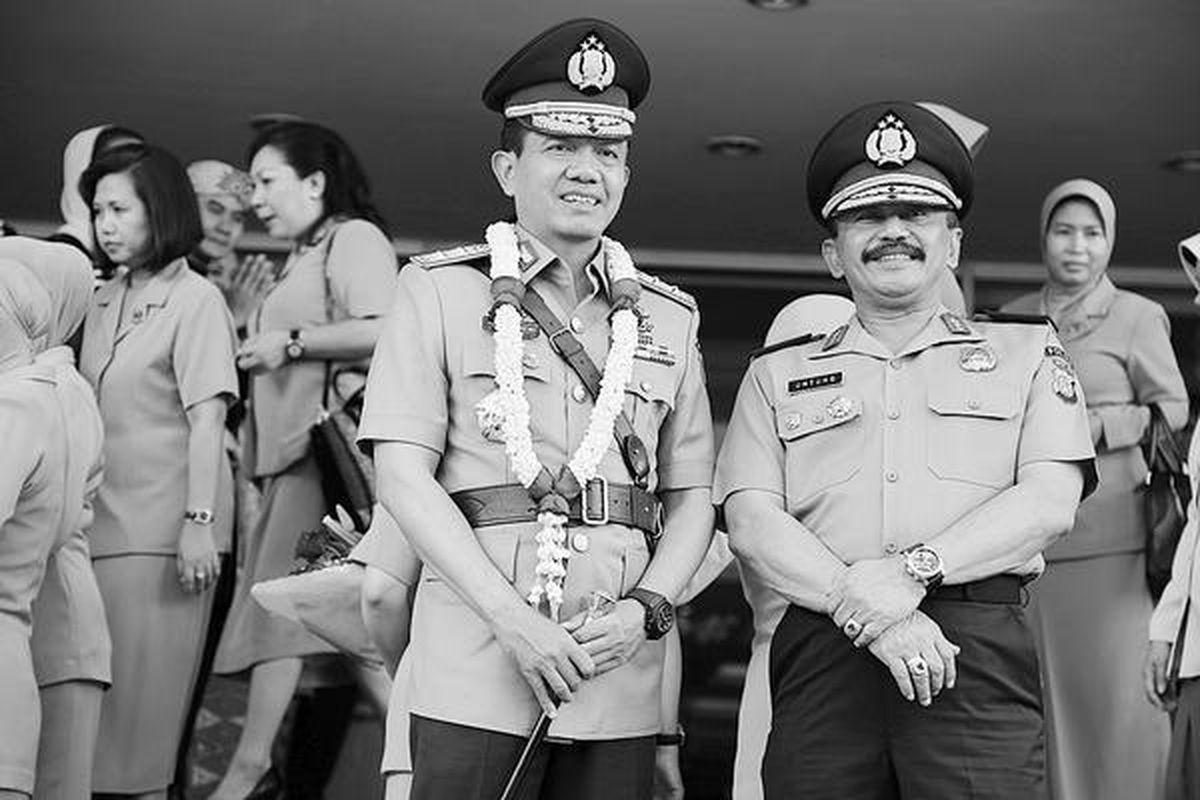 Inspektur Jenderal Putut Eko Bayuseno (kiri) dan Inspektur Jenderal Untung S Radjab (kanan) pada acara pisah sambut dengan jajaran anggota di Markas Kepolisian Daerah Metro Jaya, Jakarta, Rabu (31/10). Putut Eko secara resmi menggantikan  Untung sebagai Kepala Kepolisian Daerah  Metro Jaya.