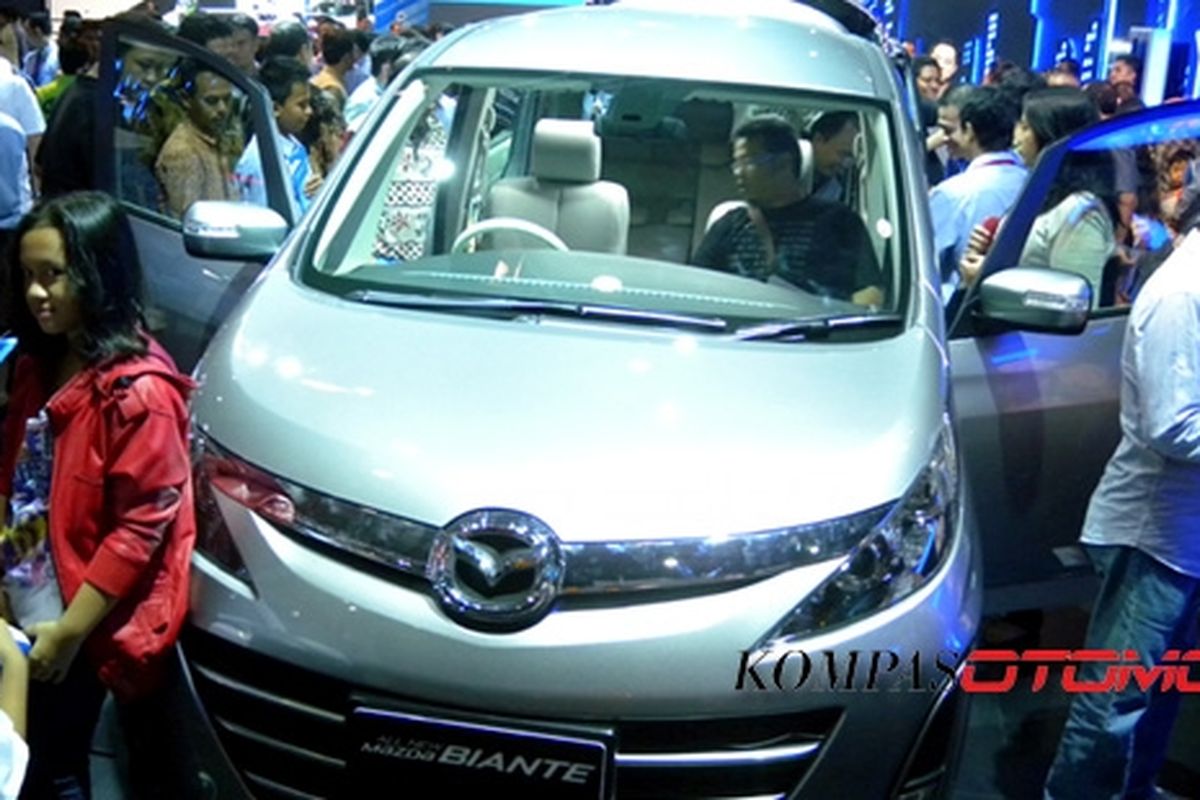 Mazda Biante di IIMS 2012 mampu menjadi magnet pengunjung booth Mazda Motor Indonesia.