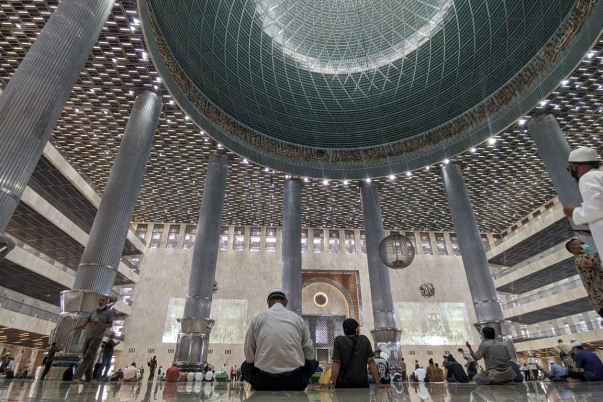 Suasana Masjid Istiqlal selepas ibadah Shalat Jumat, Jumat (9/4/2021)