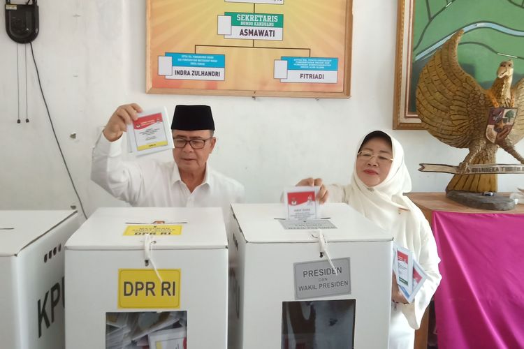 Wakil Gubernur Sumbar Nasrul Abit dan Ny Wartawati Nasrul Abit menggunakan hak pilihnya