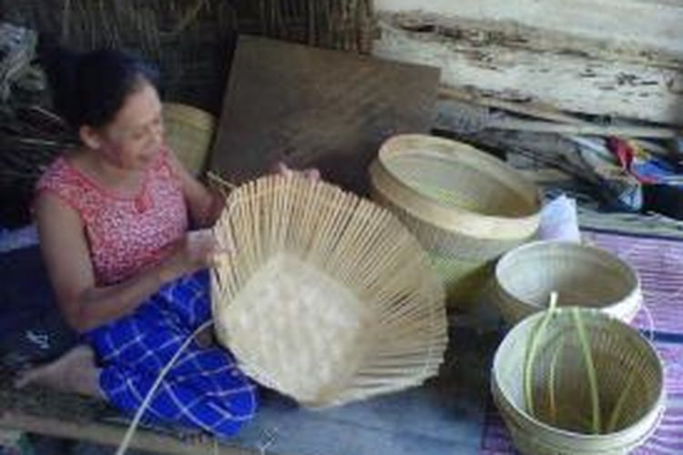 Marsiah, salah satu warga sedang membuat Tenggok yang terbuat dari anyaman bambu di Dusun Maliyan, Kalinegoro, Mertoyudan, Kabupaten Magelang, Rabu (17/9/2014).